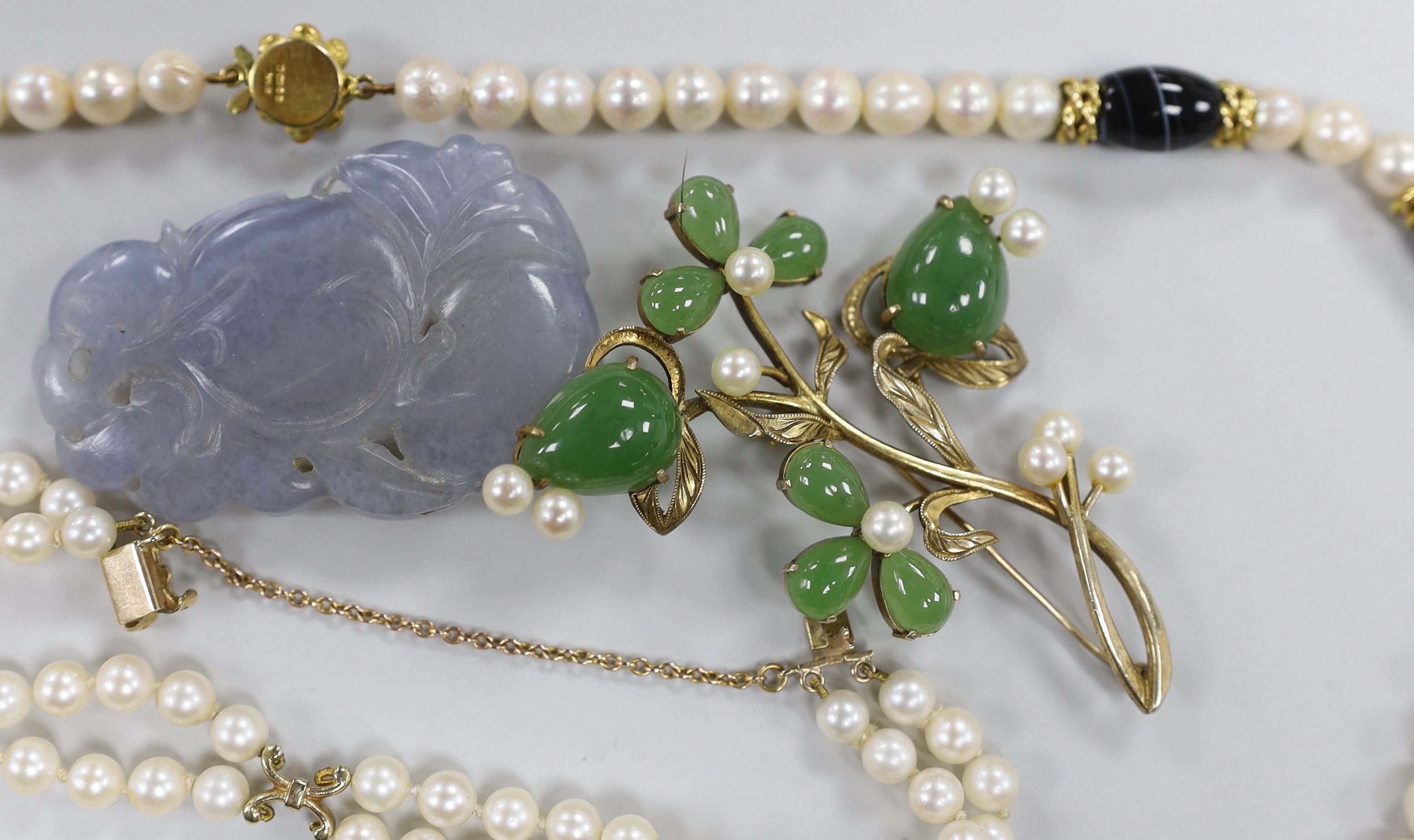 A modern single strand cultured pearl and agate bead necklace with 9ct gold and cultured pearl cluster set clasp and yellow metal spacers, 48cm, a twin strand cultured pearl bracelet, jade carving and a brooch.